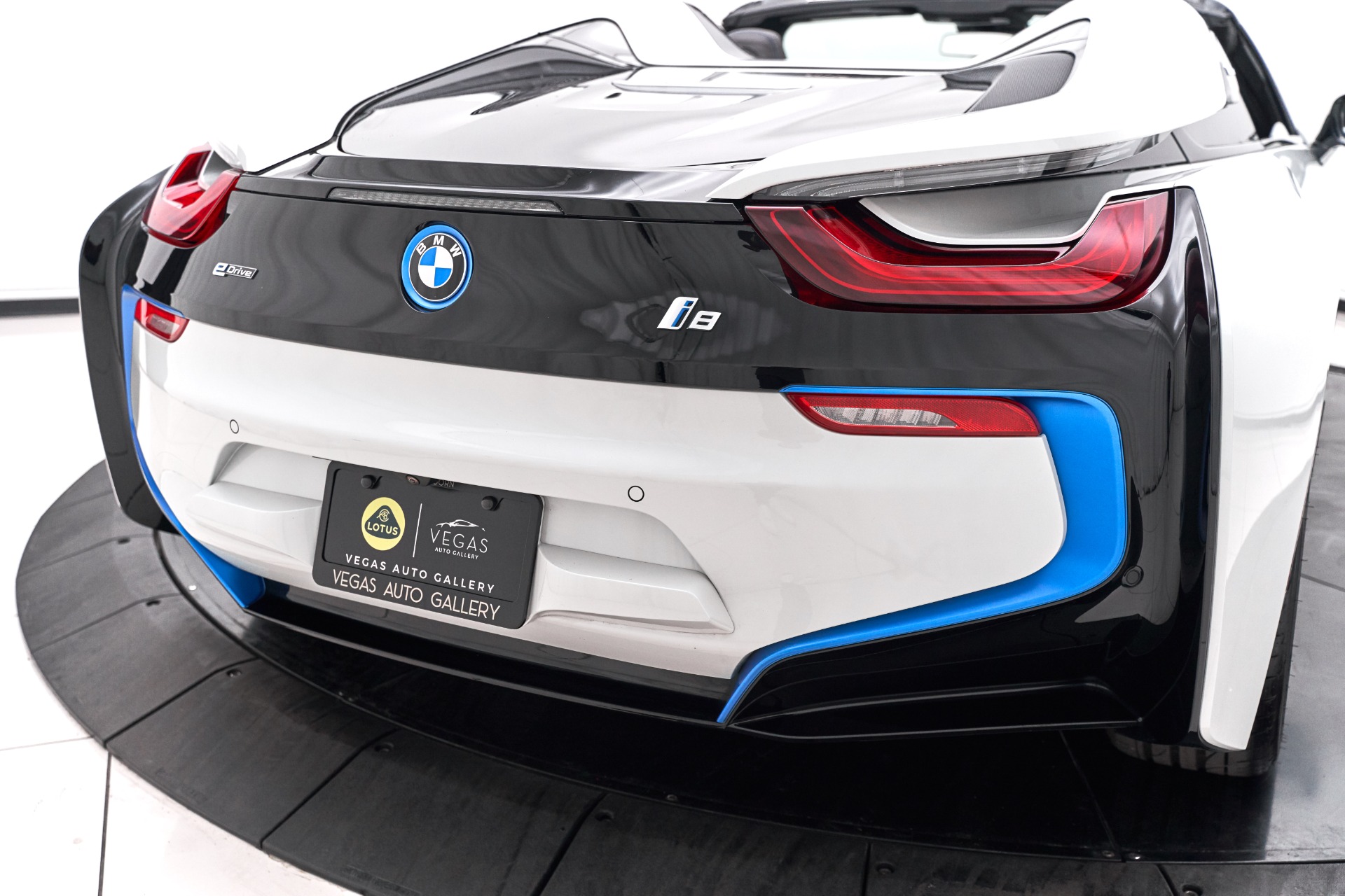 2014 BMW i8 Hybrid 2-Door Coupe Front Trunk Detail