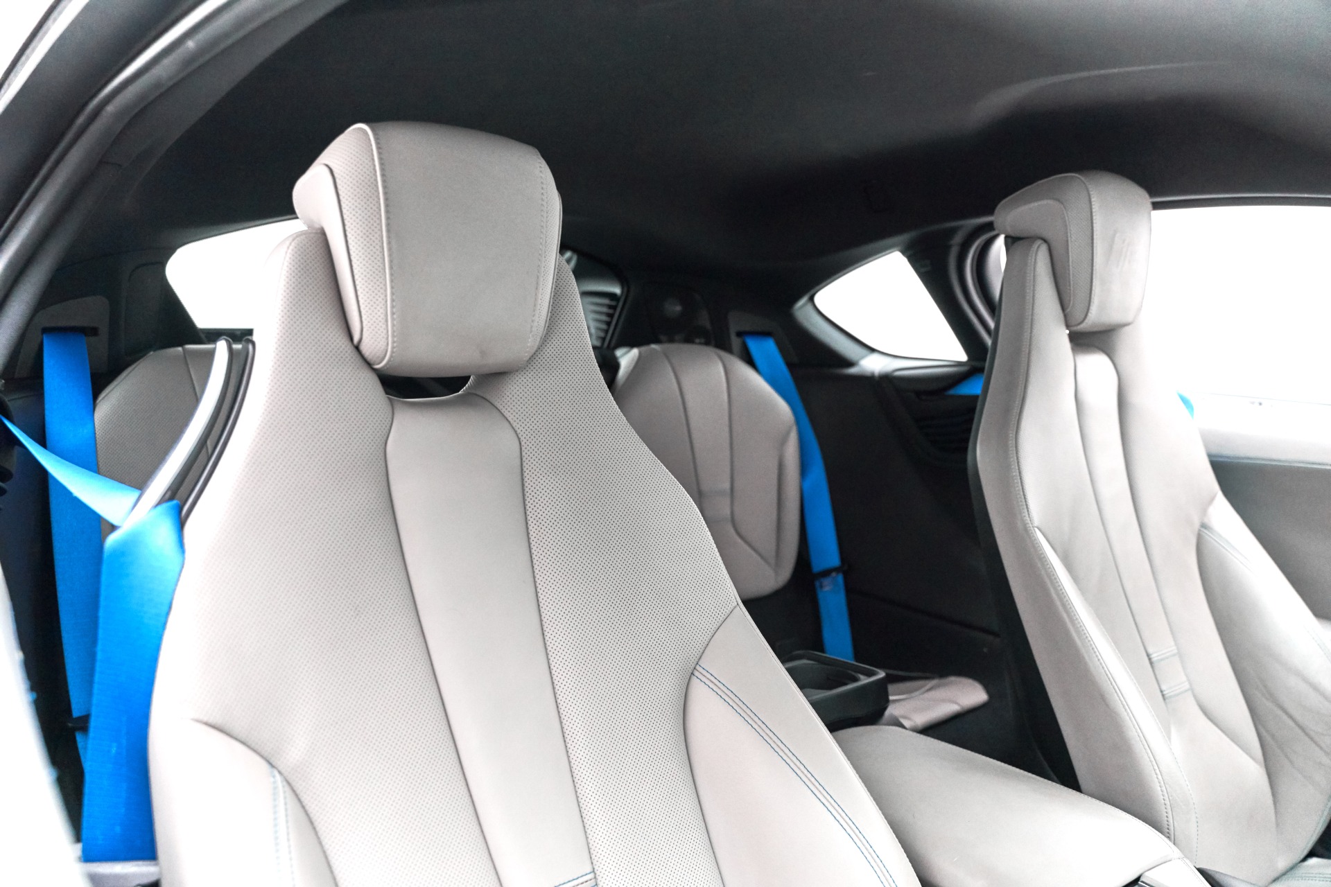 Bmw i8 seat clearance belt